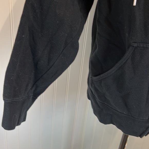 EUC! Black Skull and Tattoo Guns Hart and Huntington Hoodie! Size large! - Picture 4 of 8